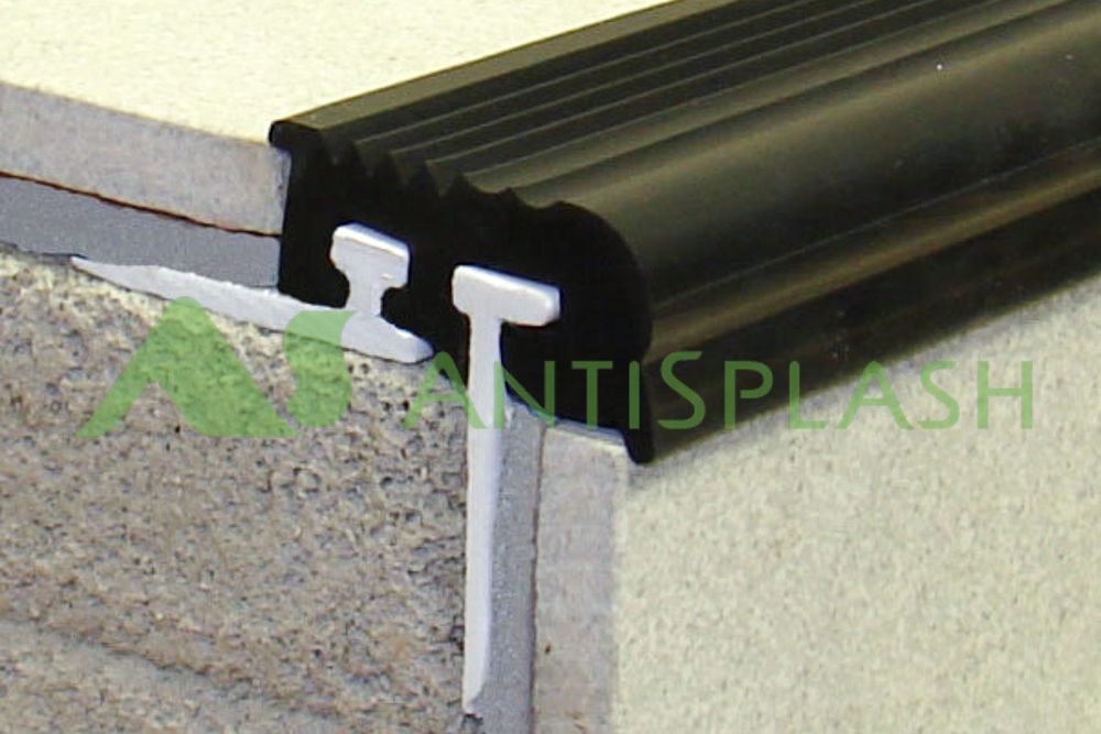 Угол с двумя закладными элементами, черный