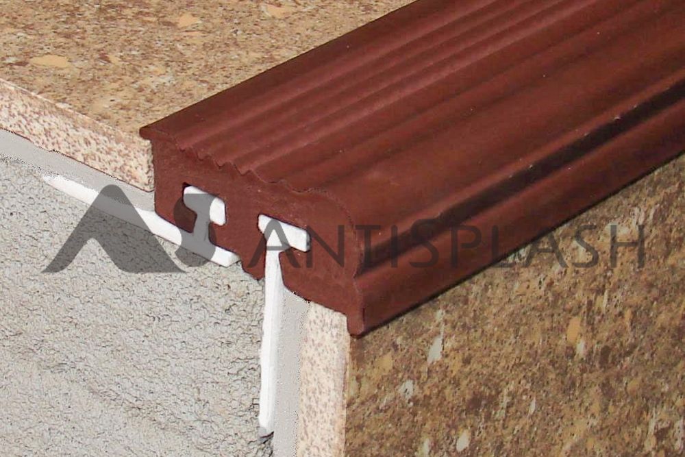 Угол с двумя закладными элементами, коричневый